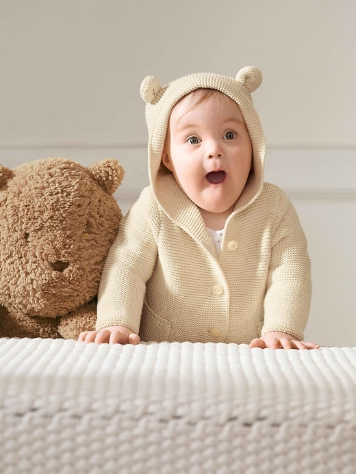 L'image numéro 1 présente Pull à capuchon avec motif d'ours pour bébé