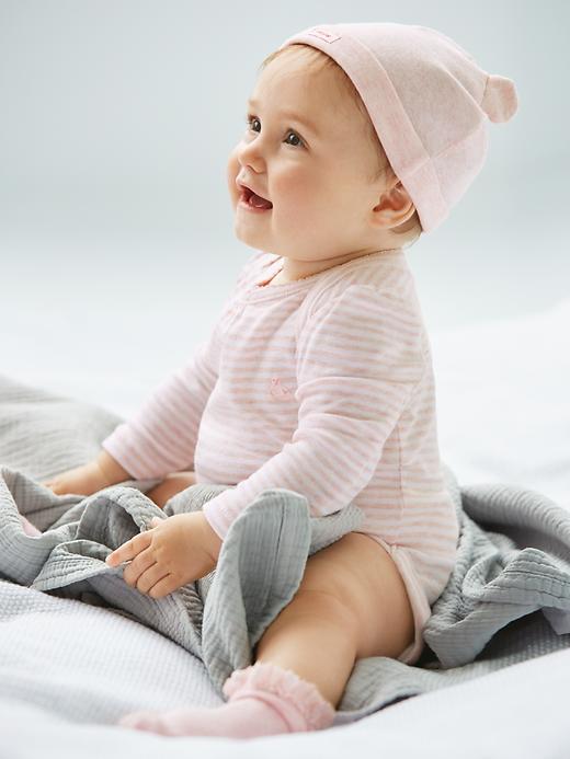 L'image numéro 2 présente Bonnet rayé en tricot ourson pour bébé (ensemble de deux)