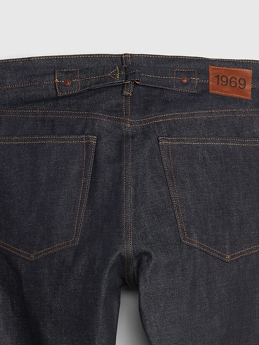 L'image numéro 7 présente Jeans coupe ordinaire à lisière avec boucle à l'arrière
