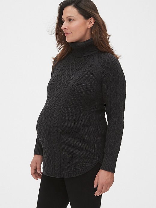 L'image numéro 1 présente Pull de maternité en tricot côtelé à col roulé