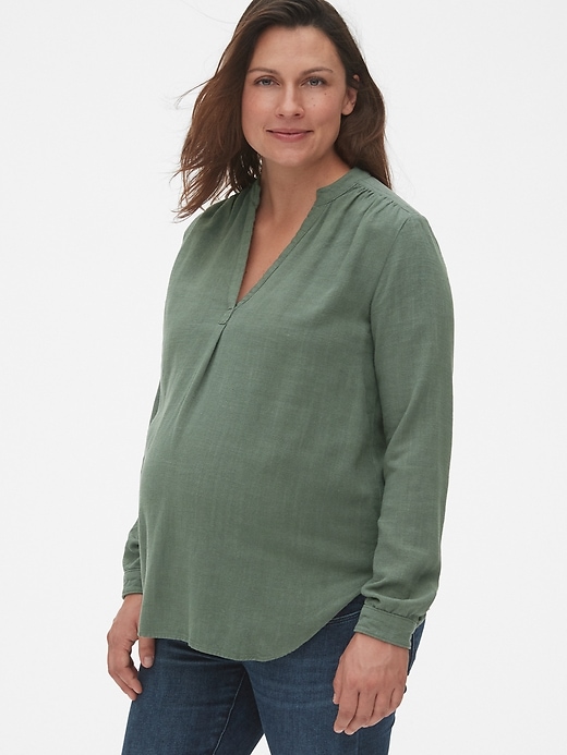 L'image numéro 1 présente Chemise de maternité à encolure fendue à enfiler