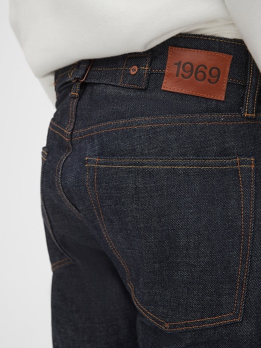 L'image numéro 5 présente Jeans coupe ordinaire à lisière avec boucle à l'arrière