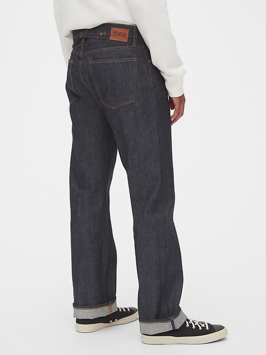 L'image numéro 2 présente Jeans coupe ordinaire à lisière avec boucle à l'arrière