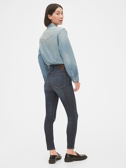 L'image numéro 5 présente Jeans à la cheville coupe moulante