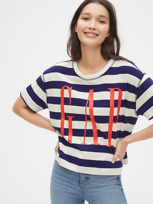 L'image numéro 10 présente T-shirt coupe carrée à logo Gap