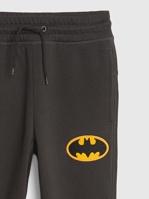 L'image numéro 4 présente Pantalon d’entraînement GapKids à motifs Batman de DCMC