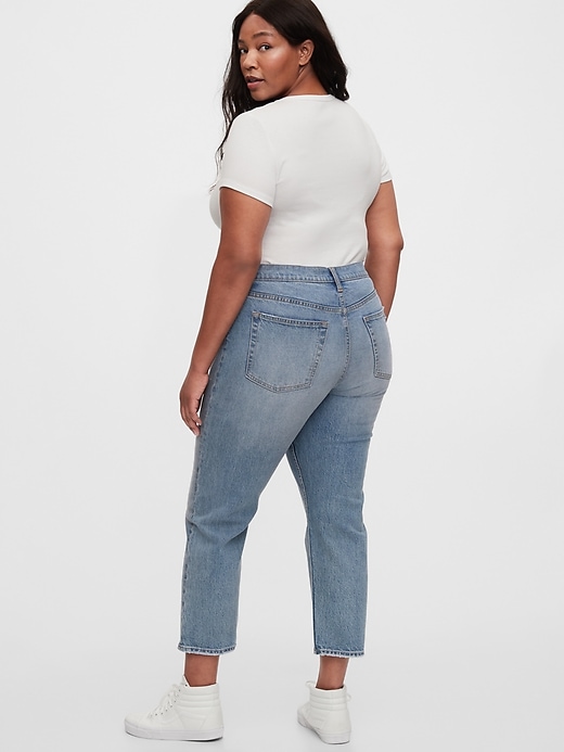 L'image numéro 7 présente Jean droit coquin d’aspect usé à taille haute