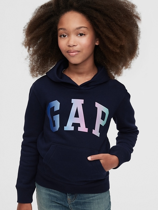 L'image numéro 2 présente Pull de sport à capuchon avec logo Gap pour enfants