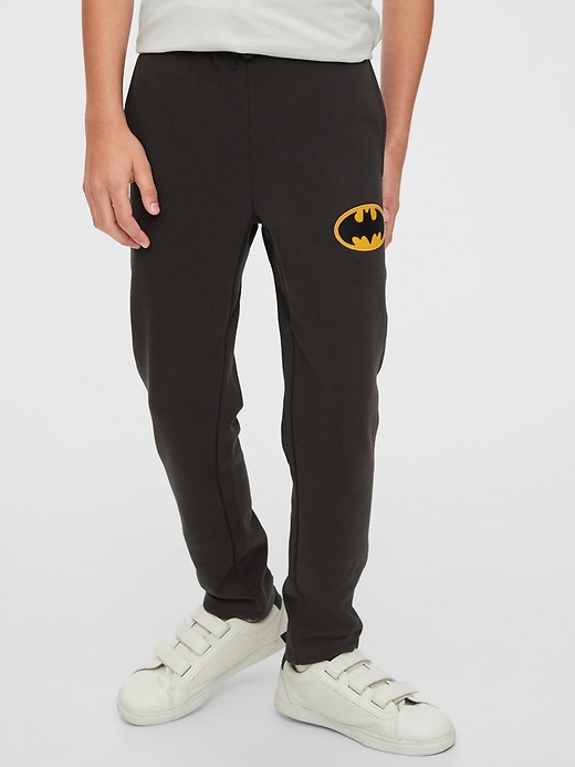 L'image numéro 2 présente Pantalon d’entraînement GapKids à motifs Batman de DCMC