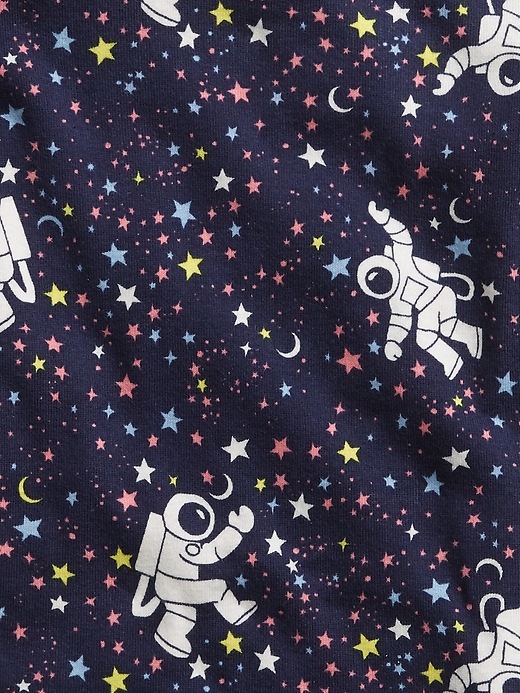 L'image numéro 2 présente Pyjama à motif d'astronaute babyGap