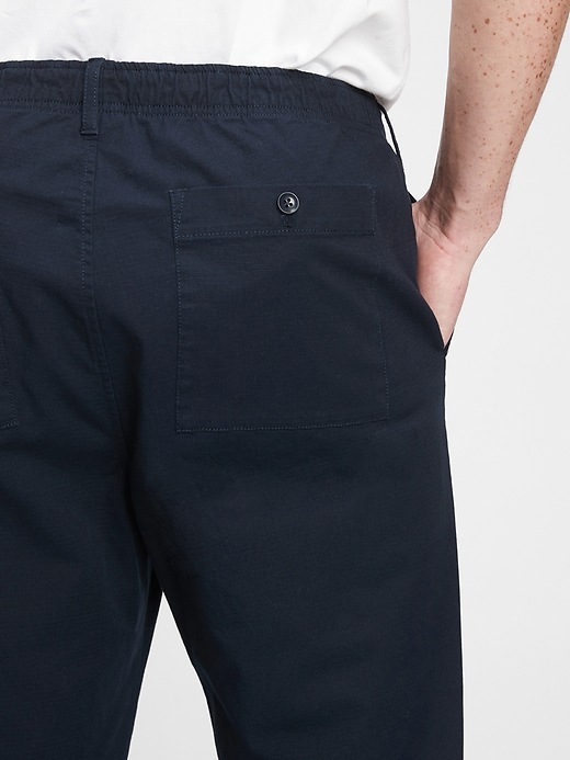 L'image numéro 5 présente Pantalon confort étroit avec GapFlex