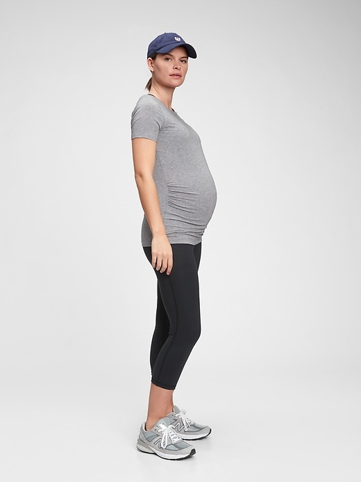 L'image numéro 4 présente Capri de maternité GapFit se portant sous le ventre avec technologie d'opacification
