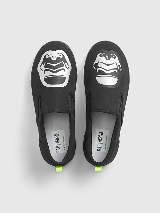 L'image numéro 2 présente Chaussures à enfiler GapKids à motifs de Stormtrooper de Star Wars™