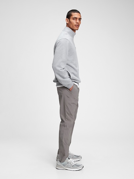 L'image numéro 10 présente Pantalon confort étroit avec GapFlex