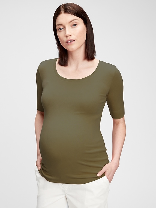 Voir une image plus grande du produit 1 de 1. T-shirt de maternité moderne à col échancré