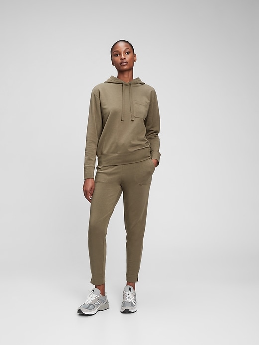 L'image numéro 6 présente Chandail à capuchon en jersey bouclette léger comme un nuage