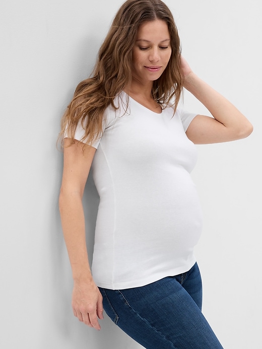 L'image numéro 6 présente T-shirt de maternité moderne ras du cou