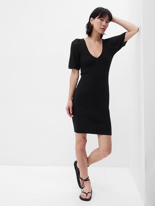 L'image numéro 1 présente Robe-chandail courte à manches crochetées