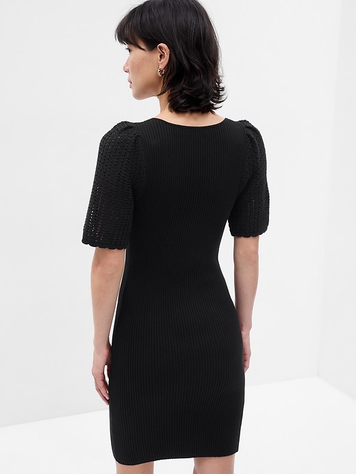 L'image numéro 2 présente Robe-chandail courte à manches crochetées