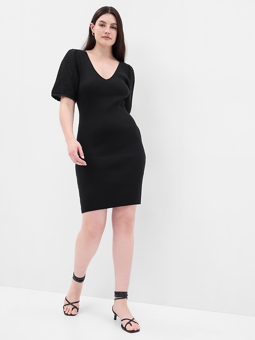 L'image numéro 4 présente Robe-chandail courte à manches crochetées