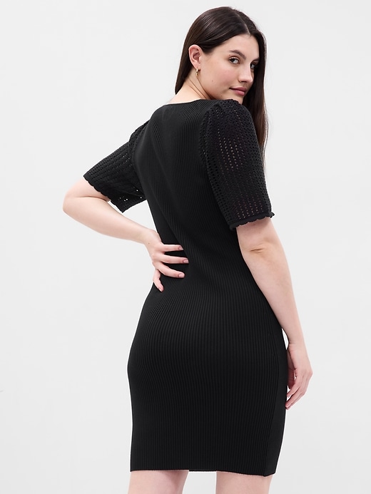 L'image numéro 5 présente Robe-chandail courte à manches crochetées