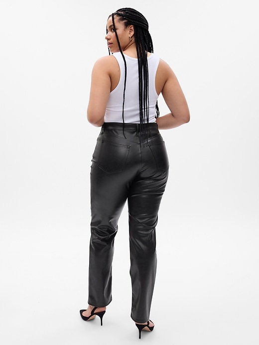 L'image numéro 5 présente Pantalon droit audacieux à taille haute en similicuir