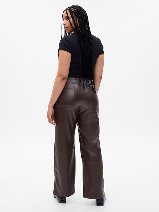 L'image numéro 10 présente Pantalon ample à taille basse moyenne en similicuir