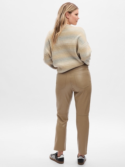 L'image numéro 10 présente Pantalon vintage étroit à taille haute en similicuir