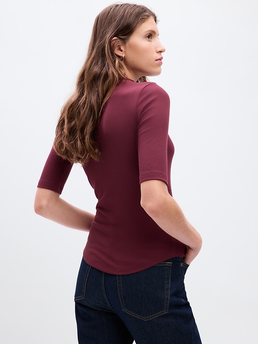 L'image numéro 2 présente T-shirt à col montant finement côtelé