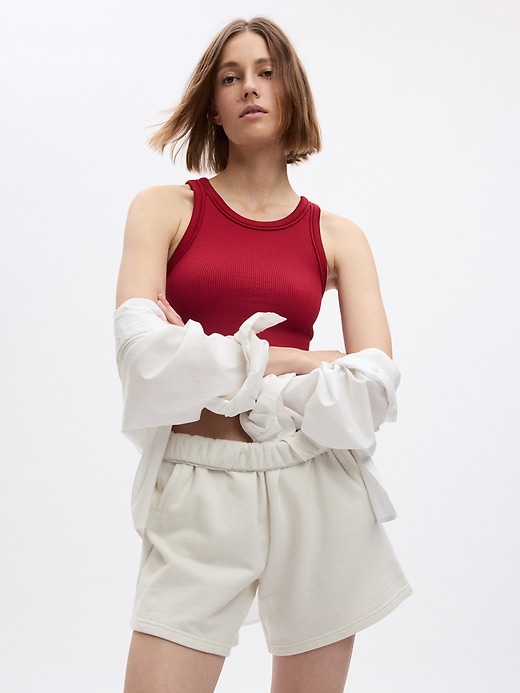 L'image numéro 1 présente Camisole courte bain de soleil en tricot côtelé sans coutures GapFit