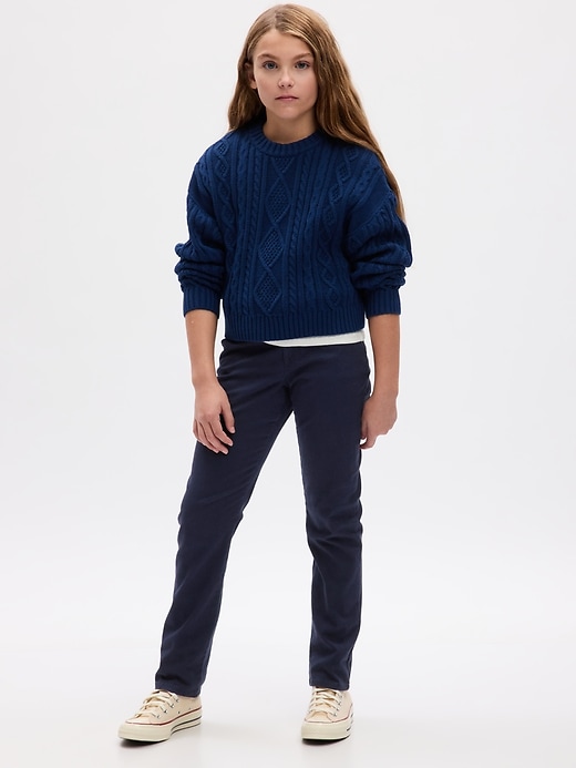 L'image numéro 1 présente Chino d’uniforme à coupe ajustée avec protection Gap pour Enfant