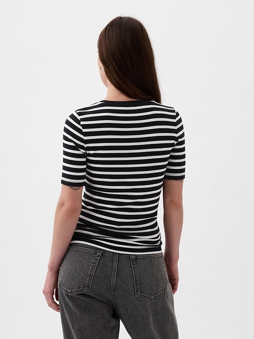 L'image numéro 2 présente T-shirt ras du cou moderne