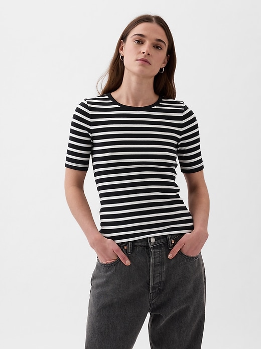 L'image numéro 1 présente T-shirt ras du cou moderne