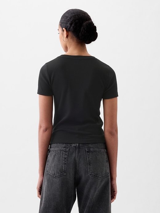 L'image numéro 2 présente T-shirt court côtelé moderne