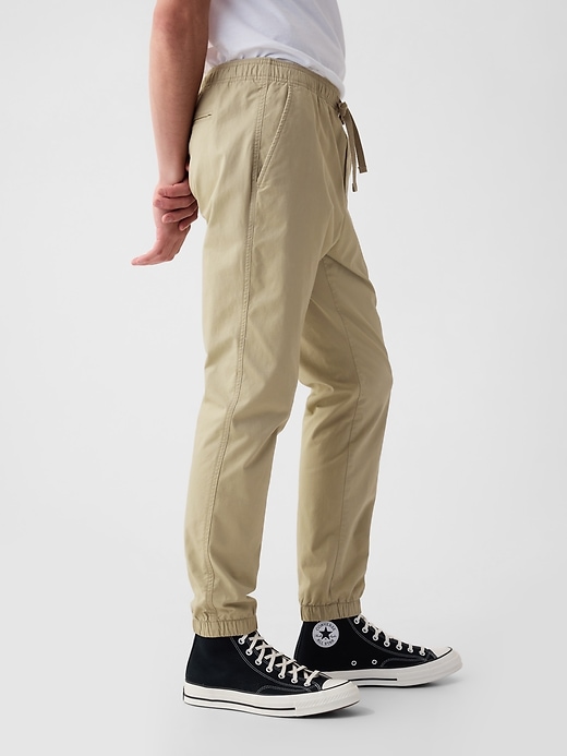 L'image numéro 3 présente Pantalon d'entraînement en sergé avec GapFlex, coupe étroite