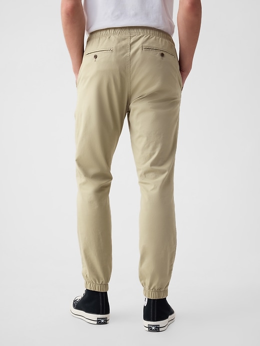 L'image numéro 4 présente Pantalon d'entraînement en sergé avec GapFlex, coupe étroite
