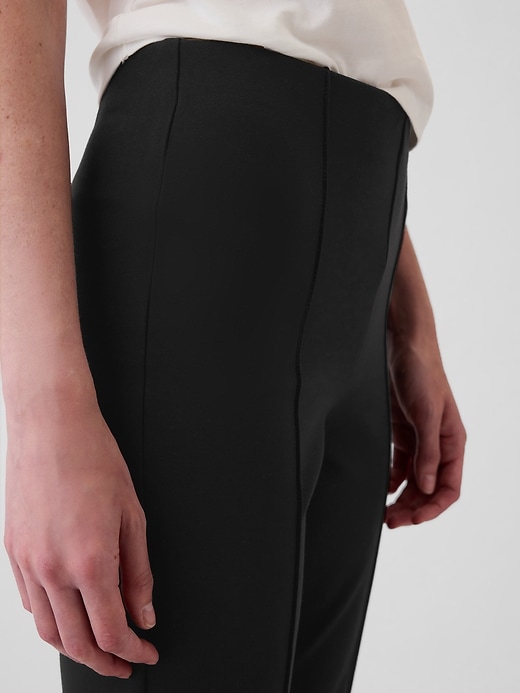 L'image numéro 8 présente Pantalon mi-évasé court à taille haute en tricot point de Rome