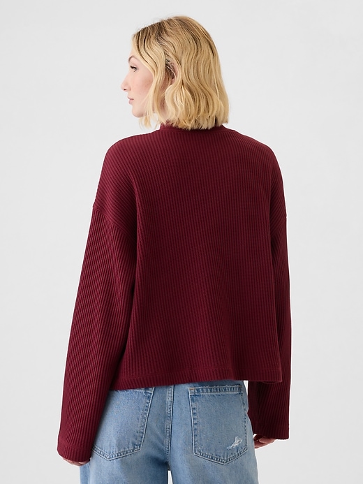 L'image numéro 2 présente T-shirt gaufré surdimensionné à col montant