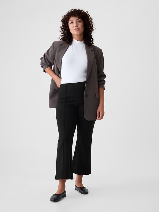 L'image numéro 5 présente Pantalon mi-évasé court à taille haute en tricot point de Rome