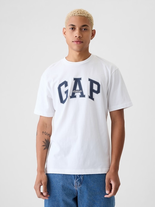 L'image numéro 1 présente T-shirt à logo Gap incurvé