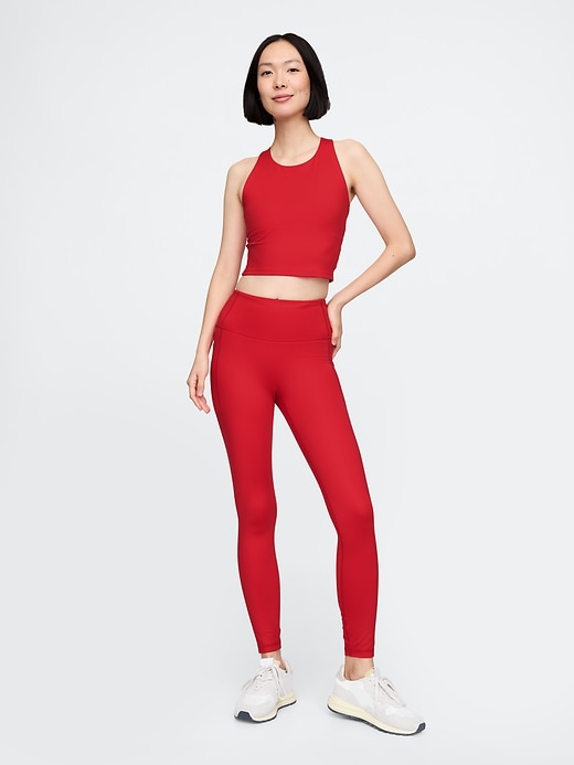 L'image numéro 3 présente Camisole courte à soutien-gorge intégré à encolure montante GapSport