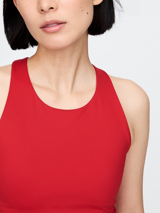 L'image numéro 4 présente Camisole courte à soutien-gorge intégré à encolure montante GapSport