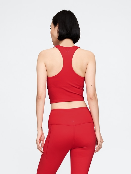 L'image numéro 2 présente Camisole courte à soutien-gorge intégré à encolure montante GapSport