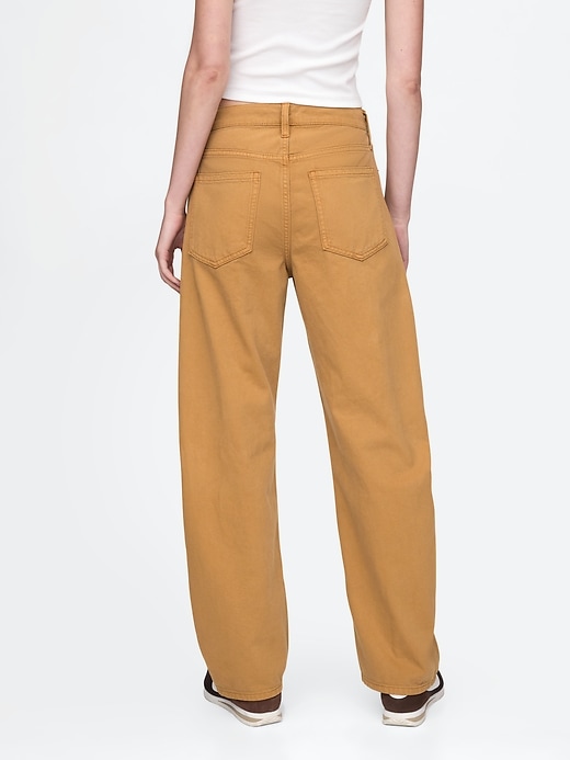 L'image numéro 4 présente Jean coupe baril à taille haute