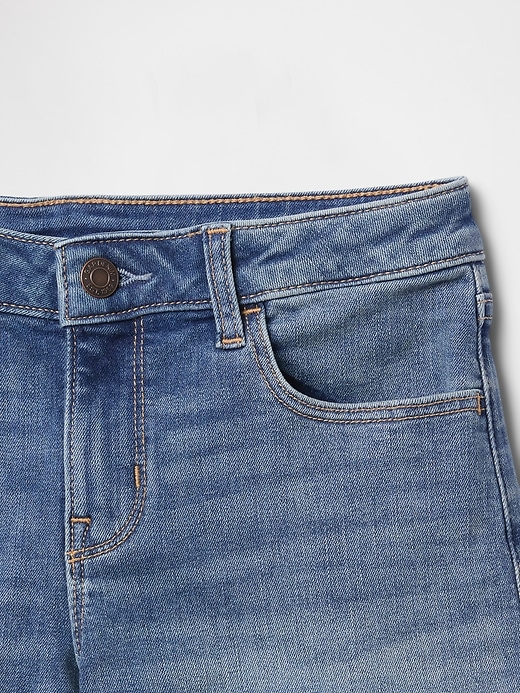 L'image numéro 5 présente Short mi-long en denim pour Enfant