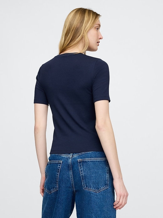 L'image numéro 2 présente T-shirt ras du cou moderne