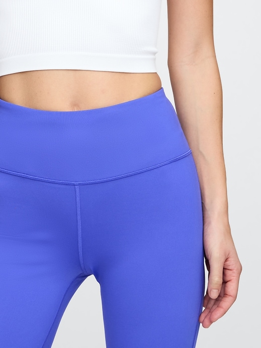 L'image numéro 5 présente Legging évasé à taille très haute en tissu recyclé Power GapSport