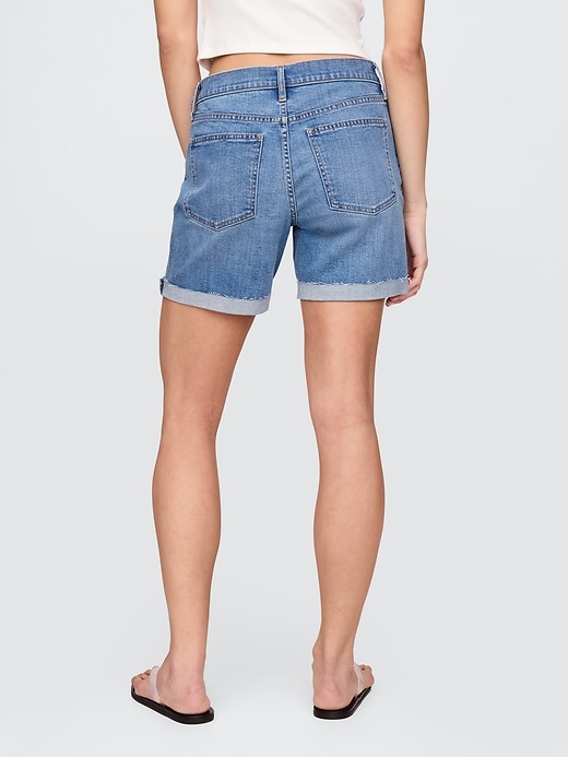L'image numéro 4 présente Short girlfriend en denim à taille basse moyenne, entrejambe de 12,5 cm