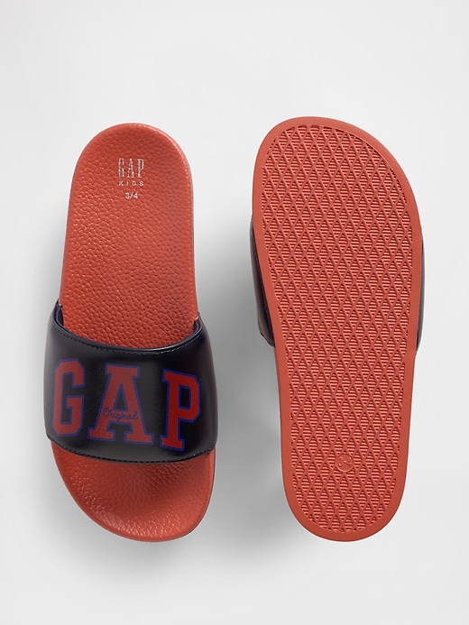 L'image numéro 3 présente Sandales de piscine à logo Gap pour Enfant