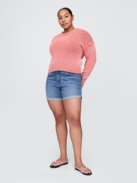 L'image numéro 5 présente Short girlfriend en denim à taille basse moyenne, entrejambe de 12,5 cm